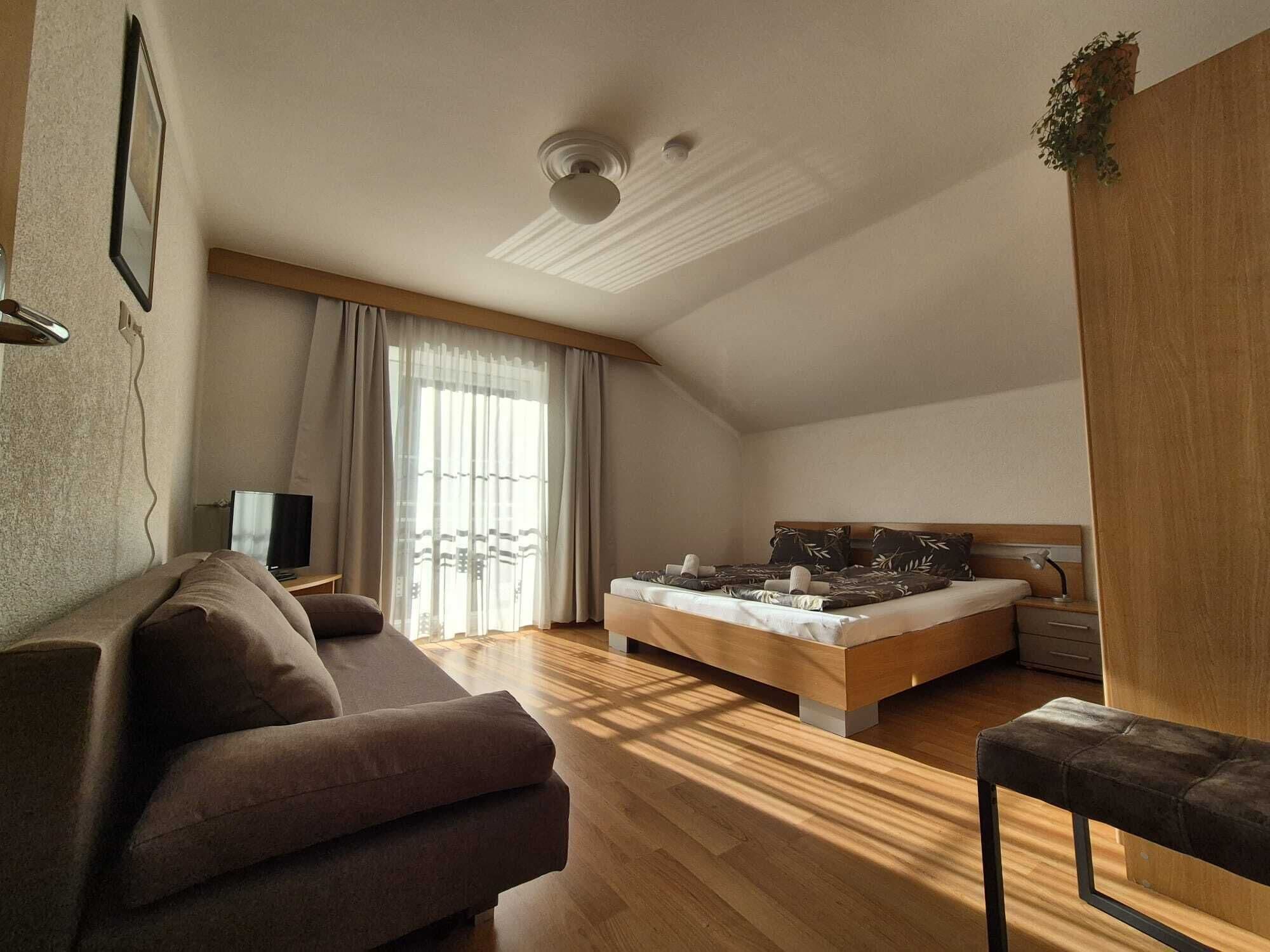 Leilighet – superior, fjellutsikt | Skrivebord for bærbar PC, blendingsgardiner og strykejern/-brett