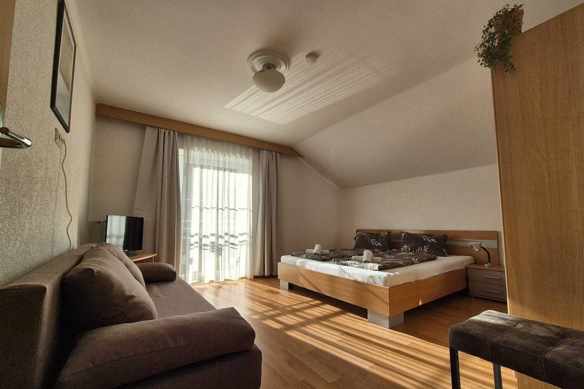 Leilighet – superior, fjellutsikt | Skrivebord for bærbar PC, blendingsgardiner og strykejern/-brett