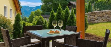 Apartamento económico, vistas a la montaña | Restaurante al aire libre