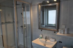 Douche, séchoir à cheveux, serviettes fournies