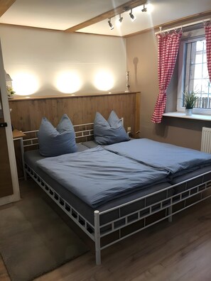 2 slaapkamers, een strijkplank/strijkijzer, wifi, beddengoed