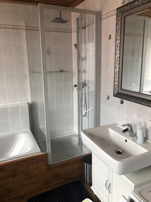 Een douche, een haardroger, handdoeken