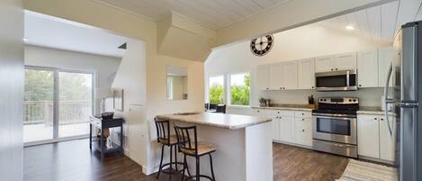 Kjøleskap, mikrobølgeovn, ovn og kokeplater