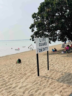 Sur la plage, chaise longue, serviettes de plage