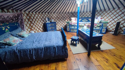 Mongolian yurt in an exceptional garden, 3 km from Mont-Saint-Michel Bay.