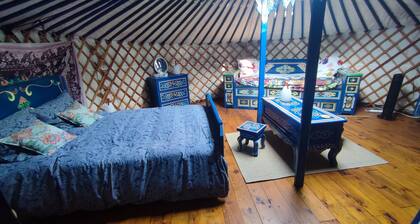 Mongolian yurt in an exceptional garden, 3 km from Mont-Saint-Michel Bay.