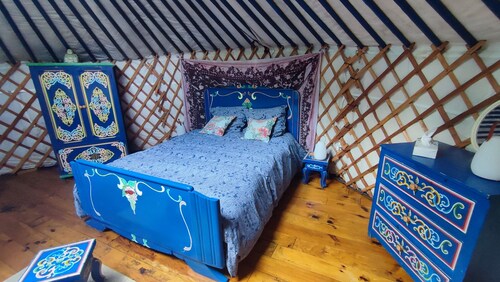 Mongolian yurt in an exceptional garden, 3 km from Mont-Saint-Michel Bay.
