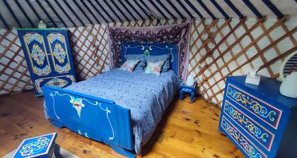 Mongolian yurt in an exceptional garden, 3 km from Mont-Saint-Michel Bay.