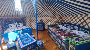 Tabla de planchar con plancha, internet y ropa de cama