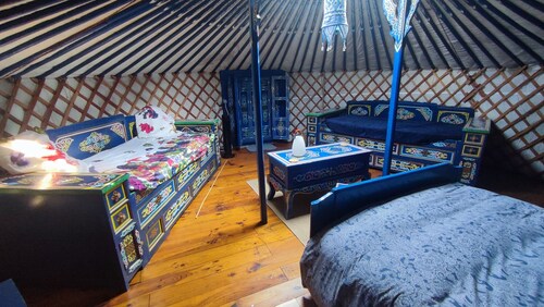 Yourte mongol dans un jardin d'exception à 3 km de la baie du Mont Saint Michel