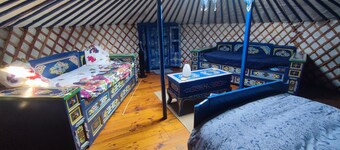 Mongolian yurt in an exceptional garden, 3 km from Mont-Saint-Michel Bay.