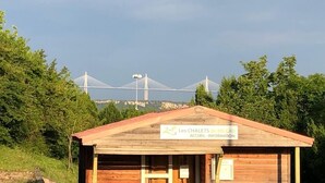 Un edificio de madera con un cartel que dice 'Les Chalets du Milau Accueil - Information'.