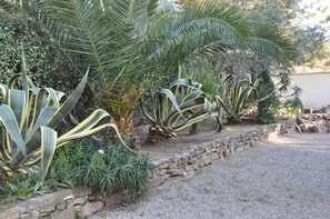 Property grounds - Detached villa with 1 a 8 fenced garden 100 m from the beach. (Saint-Raphaël)