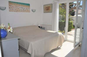 3 bedrooms, iron/ironing board, WiFi, bed sheets - Detached villa with 1 a 8 fenced garden 100 m from the beach. (Saint-Raphaël)