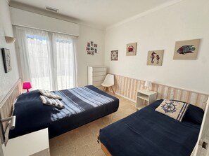 3 bedrooms, iron/ironing board, WiFi, bed sheets - Detached villa with 1 a 8 fenced garden 100 m from the beach. (Saint-Raphaël)