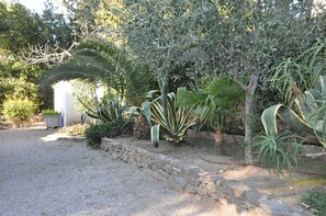 Property grounds - Detached villa with 1 a 8 fenced garden 100 m from the beach. (Saint-Raphaël)