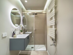 Shower, hair dryer, bidet, towels - Sarti Palace - Blue Apartment R&R (Venecia)