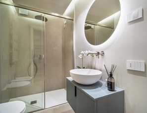 Doccia, asciugacapelli, bidet, asciugamani