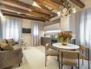 TV - Sarti Palace - Gold Apartment R&R (Venecia)
