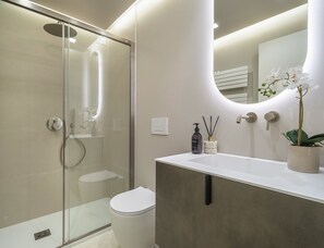 Douche, sèche-cheveux, bidet, serviettes fournies