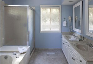 Shower, jetted bath, hair dryer, towels - 3-bedroom condo on Hilton Head Island with golf pass for 4- daily cart fee only (Hilton Head Island)