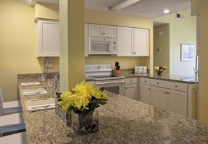 Private kitchen - 3-bedroom condo on Hilton Head Island with golf pass for 4- daily cart fee only (Hilton Head Island)