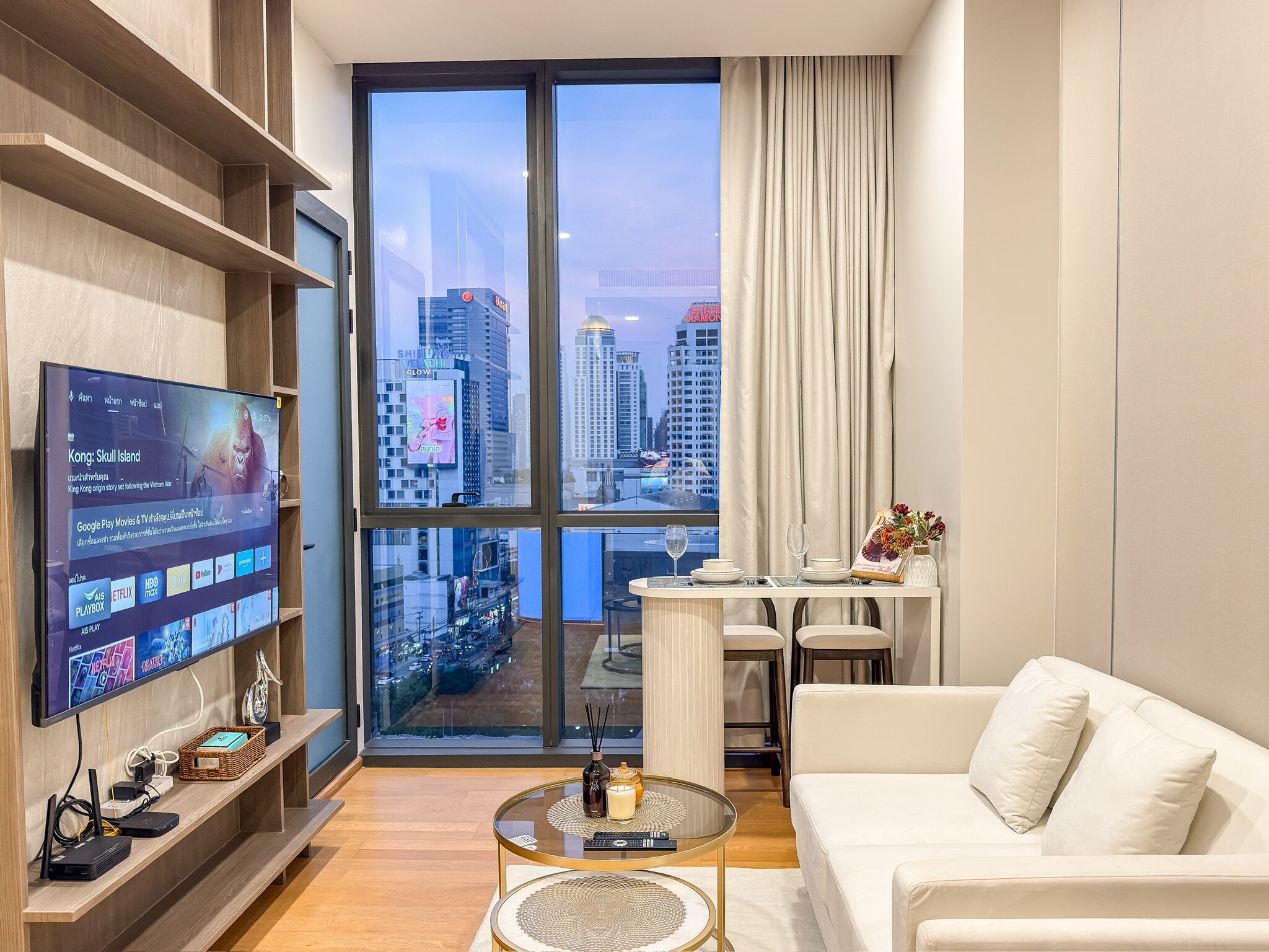 Apartment, 1 Bedroom, Balcony, Garden View | Living room | Books