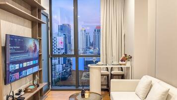 Apartment, 1 Bedroom, Balcony, Garden View | Living room | Books