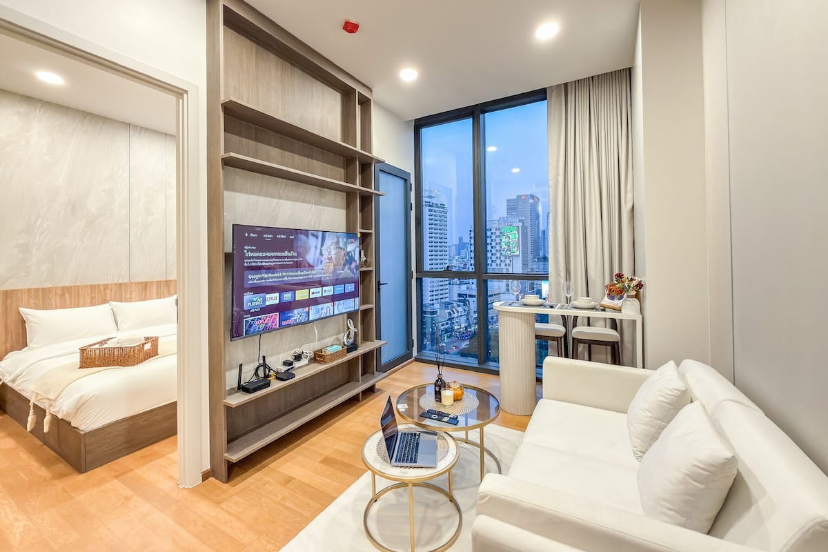 아파트, 침실 1개, 발코니, 정원 전망 | 거실 | 책