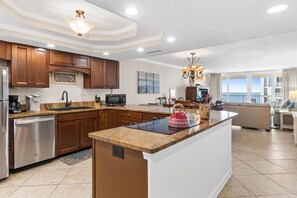 Eine moderne Küche mit Granit Arbeitsplatten, Holzschränken und Edelstahlgeräten.