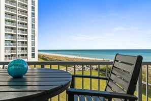 Outdoor dining - Aqua Waves of Destin. Amazing Beach with Free Beach Set Up! (Destin)