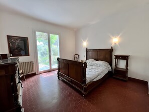 Iron/ironing board, WiFi, bed sheets - Holiday Home “L'angèle - Spacious With” with Private Terrace, Wi-Fi & Air Conditioning (Portel-des-Corbières)