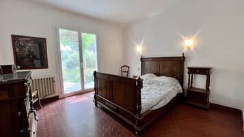 Tabla de planchar con plancha, wifi y ropa de cama