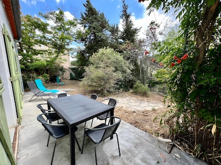 Outdoor dining. Holiday Home “L'angèle - Spacious With” with Private Terrace, Wi-Fi & Air Conditioning