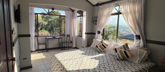 Casa Nómadas: Spacious Mountain View Family Home