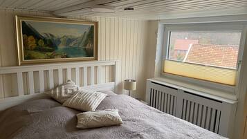 Desk, WiFi, bed sheets