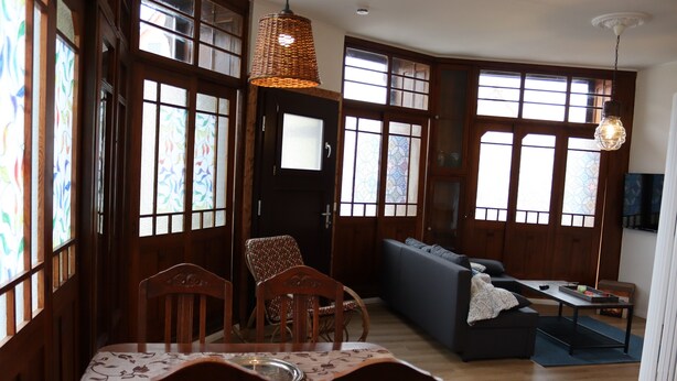 A dining area with a table, chairs, and a chandelier. - Apartment 'Harz Idylle 2' with Wi-Fi (Güntersberge)