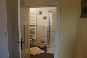 Een douche, een haardroger, handdoeken