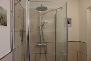 Douche, sèche-cheveux, serviettes fournies