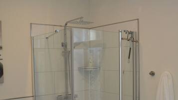 Een douche, handdoeken