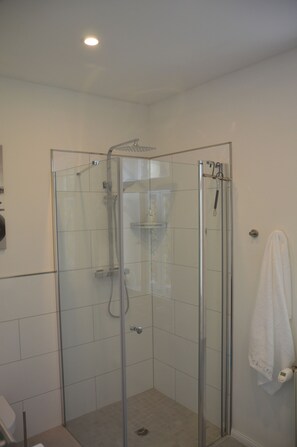 Een douche, handdoeken