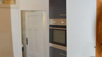 Frigorífico, horno, placa de cocina y lavavajillas