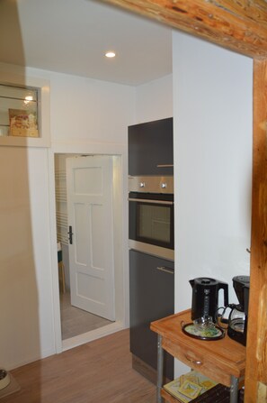 Frigorífico, horno, placa de cocina y lavavajillas