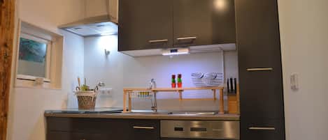 Réfrigérateur, un four, surface de cuisson, lave-vaisselle