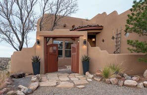 Exterior - Private 3-bedroom retreat high above beautiful Placitas! (Placitas)