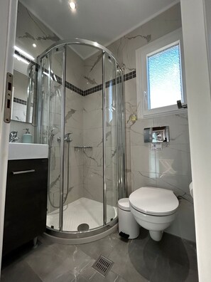 Regadera, secadora de cabello, toallas 