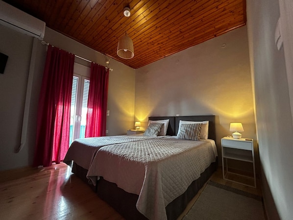 Cuna de viaje, wifi gratis y ropa de cama 