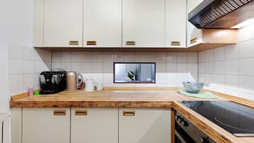 Een koelkast, een microgolfoven, een oven, een kookplaat