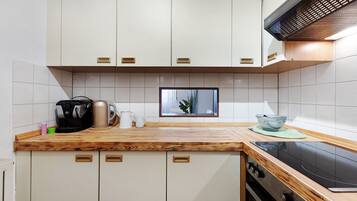 Frigorífico, microondas, horno y placa de cocina