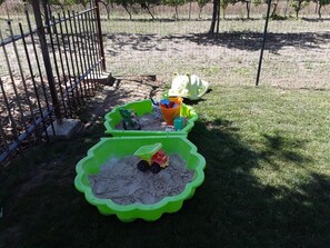 Children’s area - Family Villa LA BONBONNE EN PROVENCE 8-10 pers 5 bedrooms, swimming pool, quiet, Vaucluse (Travaillan)